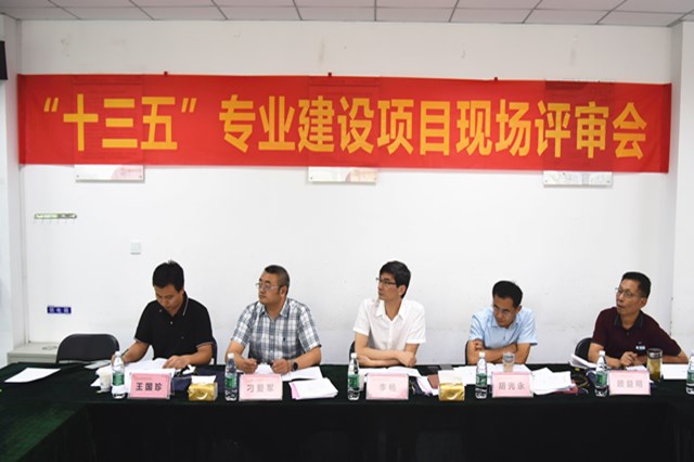 会议室里的人们 描述已自动生成