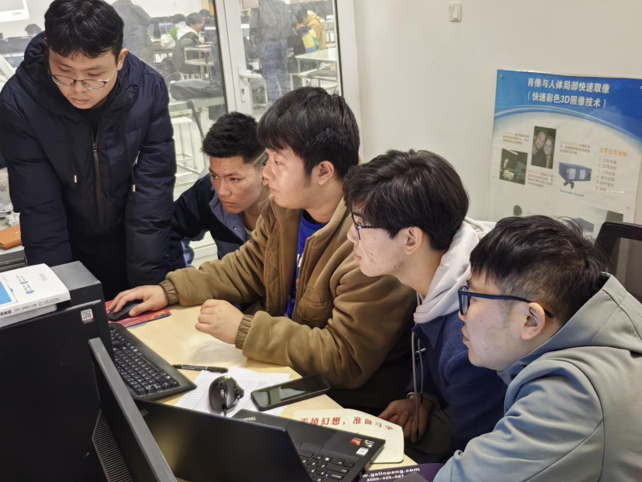 机械工程系老师项力富给学员们授课 机械工程系老师项力富给学员们授课